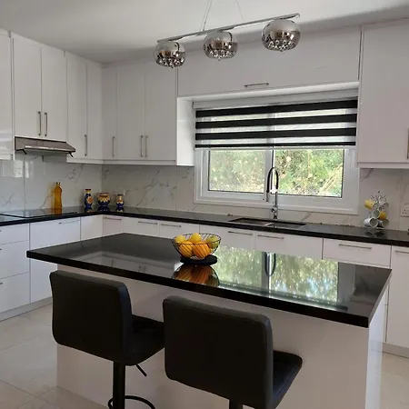 Konstantinos With Heated Pool パ フォス