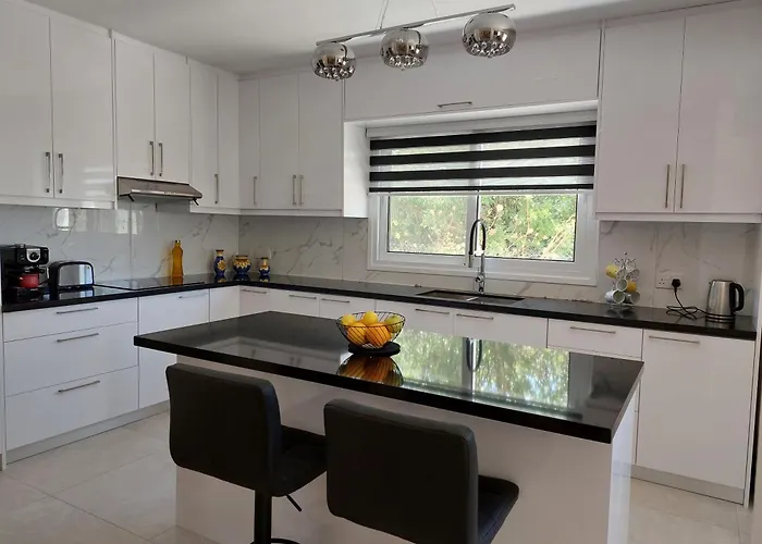 Konstantinos With Heated Pool パ フォス